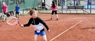 Tennisskolan lockar allt fler barn