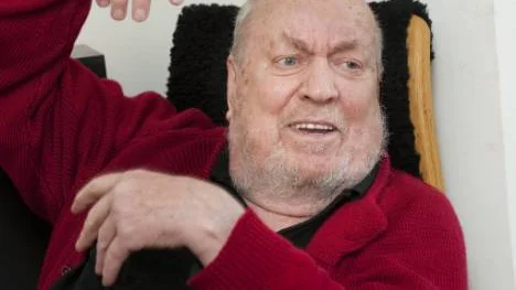 Berto Marklund uppmärksammades för sina träskulpturer redan vid konsthögskolan. Nu fyller han 80 år och har lagt verktygen på hyllan: "Jag är färdig med det nu", säger han.