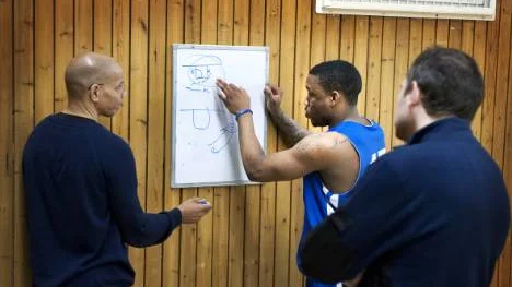 Vinnande taktik. LF Basket har lyckats plocka bort Sundsvalls skyttar - det kan                         räcka till semifinal. "Viktigast är att kontrollera Sigurdarson", säger tränaren Charles Barton.