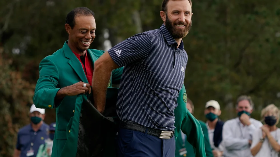 Tiger Woods hjälpte Dustin Johnson att få på sig segerkavajen 2020. Sedan dess har Johnson gått över till LIV-touren. Arkivbild.