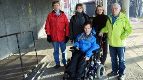 Handikapprampen till sporthallen i Kiruna är för en gångs skull inte blockerad. Ove Björnström, KHIK, Heida Mård Pietikäinen, Eva Poromaa, personliga asssistenter, och Sem Sundström, KHIK tvingas ofta lyfta in David Kemi som spelar boccia och bowling.FOTO: HANS STERNLUND
