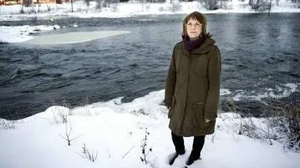 "Vi tänkte direkt på Tomas". Linda Björnfot bor vid Råne älv. I söndags upptäckte hon ett cykeldäck som stack upp                                         ovanför vattenytan. Nu kan hon ha bidragi med en viktig pusselbit för att lösa gåtan med Tomas Johanssons  försvinnande.FOTO: Kurt Engström