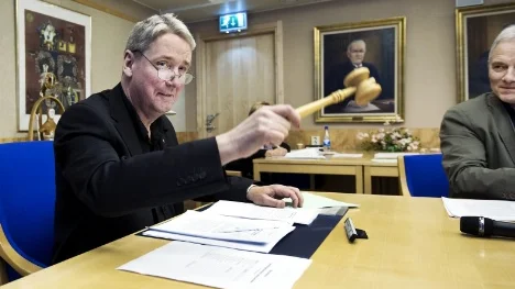 Landstingsrådet, Kent Ögren, (S), slår klubban i bordet på landstingsstyrelsens sammanträde för beslutet att flytta planerad operation från Kalix. Det formella beslutet tas nästa vecka vid landstingsfullmäktige.