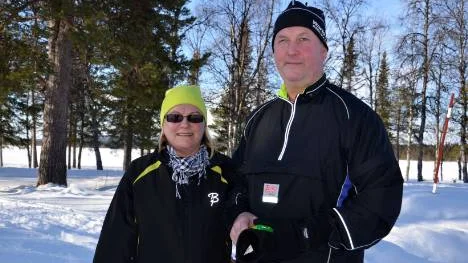 Anne och Jan Ilskog har funnit rekreation i regelbunden skidåkning på Vassara träsk.