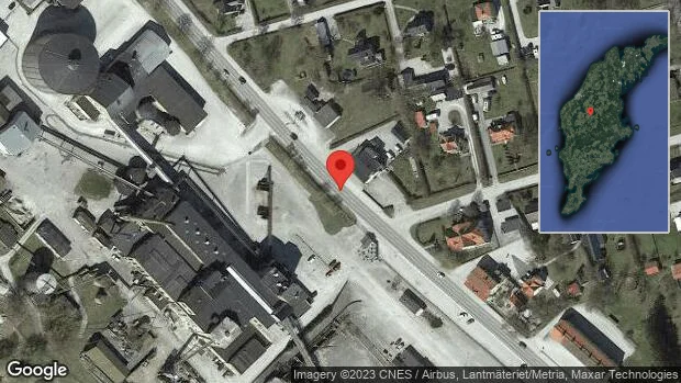 Olja på vägen stör trafiken på väg 143