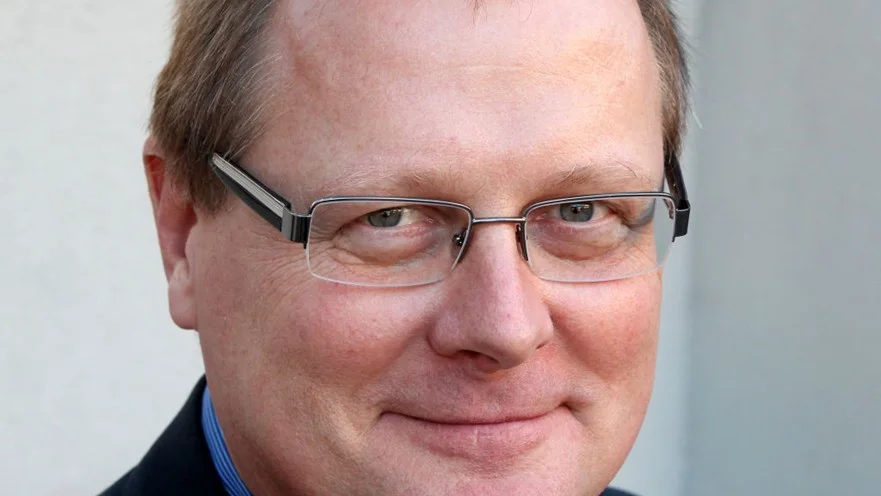 Jakob Carlander är samtalsterapeut och präst. Han bor i Linköping och skriver också litteraturrecensioner i Corren.