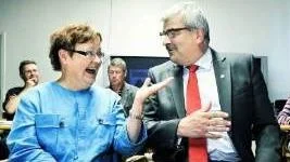 Minst sagt uppsluppen stämning när kommunalrådet Yvonne Stålnacke fick en pratstund med Håkan Juholt.FOTO: Bengt-Åke Persson