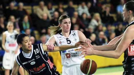 Elin Söderströms 15 poäng var en viktig faktor i rysarmatchen mot Visby som laget vann med 67-56 och är därmed vidare till semifinal.