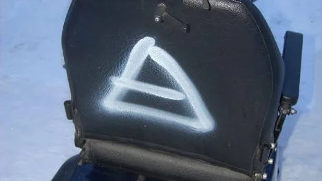 Vandaler har sprejat ner Katarina Palms eldrivna rullstol.