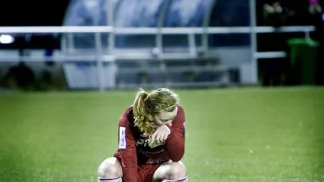 Tung förlust - trots bra spel. Jennifer Nobis deppade efter matchen.