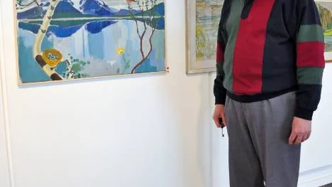 Gällivare-Malmbergets konstklubbs ordförande Mikael Fabricius framför några av Eje Åsbrinks verk som både ställs ut och säljs på Gällivare museum.FOTO: Sandra Daniloff