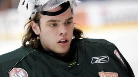 19-årige målvaktslöftet Johan Gustafsson från allsvenska Västerås tar plats i Luleås laguppställning. Han ersätter därmed Anders Nilsson (infällda bilden) som Luleå räknar med går till NHL kommande säsong.