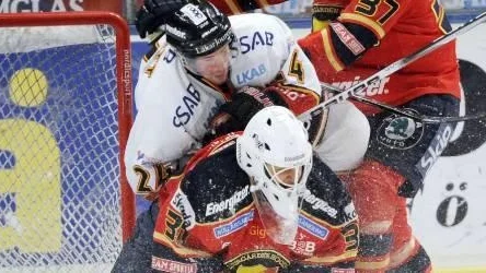 Djurgårdens John Norman och Cam Abbott hade flera uppgörelser under matchen.                Till slut brast det för Luleåforwarden - och hans bror. På det efterföljande numerära överläget avgjorde hemmalaget - och har nu hämtat ikapp till 3-3 i matcher.