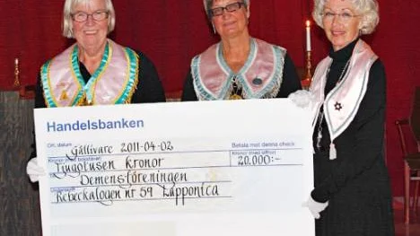 Så här såg det ut när jubileumsgåvan delades ut. Gudrun Gudmundsson, Marianne Holmbom och Eva Frykholm, ordförande i Demensföreningen.