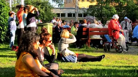 Publiken njöt i gröngräset vid onsdagens trivselkväll, närmast Leonela Lilja och Ylva Söderström, båda Göteborg.