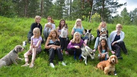 Det var full fart från början till slut under Gällivare hundungdoms lägerhelg. Helena Darehed, Emma Johansson med Elvis, Stephanie Blombacke med Madicken, Linnea Martinsson med Ricky, Erika Boman med Luna, Therese Martinsson, Jacqueline Wikström med Dio, Moa Johansson med Betty, Emma Boman med Sera och Liv Aspebo med Tim.                                               FOTO: Maria Ödalen