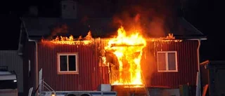 Det började brinna bakom kylskåpet - villa totalförstörd