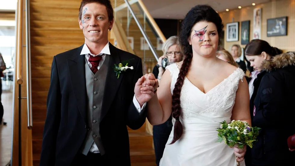 Stiligt! Modellerna Per Granström och Elin Lundberg visade upp senaste modet för brud och brudgum.