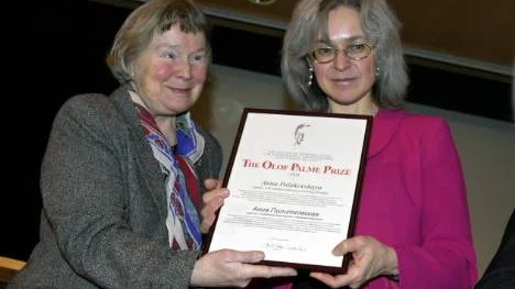 Den ryska journalisten Anna Politkovskaja (t h) tilldelades Palmepriset 2004. Lisbeth Palme överlämnade utmärkelsen. Två år senare mördades Politkovskaja utanför sitt hem i Moskva. Nu hedrar Lars Norén hennes minne i en nyskriven pjäs.