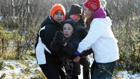 Mänskligt spjut i jakten på den samiska trolltrumans tecken. Det gäller att ta i för Maja Pålsson, Elin Raatamaa, Uno Barsk, Samuel Lustig, Gustav Freiner och Fabian Jatko Stålnacke.