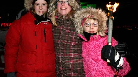 Moa Johansson, Elvira Vahlström och Astrid Vahlström firade in det nya året utanför Folkets hus i Kiruna där det bjöds på livemusik. FOTO: Alexander Linder
