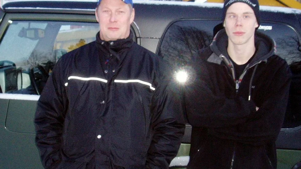 Jörgen Johansson och sonen Johannes Johansson hjälper Holger Koski att hålla sitt löfte till turisterna.