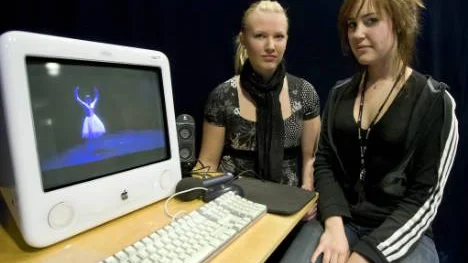 Emelie Portin och Linnea Rubin visar musikvideon till Idol-Jens nya singel "Let you go". Balettdansös är Emelies kompis Malin Nyström. FOTO: Göran Ström