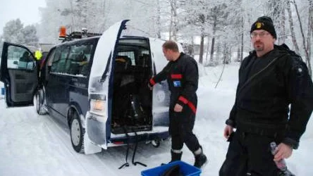 Dykarna Magnus Broman och Stefan Gren lastar ur utrustning för skotertransport ut till platsen där mannen befarats ha drunknat. FOTO: Martin Andersson