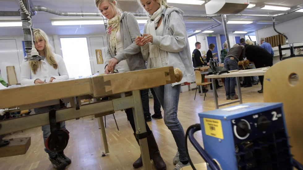 I sällskap av byggfläktar som spred värme kunde Camilla Eriksson, Julia Almén och Madelene Andersson och klasskompisarna i 9D ha trä- och metallslöjd. På morgonen slapp klassen gympan för att salen var totalt utkyld. Bild: PIA MOLIN