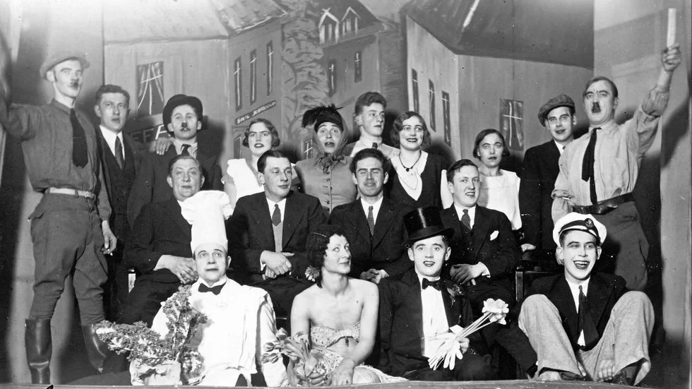 Revyn Ösjö folkkök i Ödeshög 1934. På detta foto är flera av revyartisterna oidentifierade eller endast kända via öknamn. Arkivet tar tacksamt emot, om besökare kan identifiera nya personer på fotot. Bild: SVEN ERLANDSSON