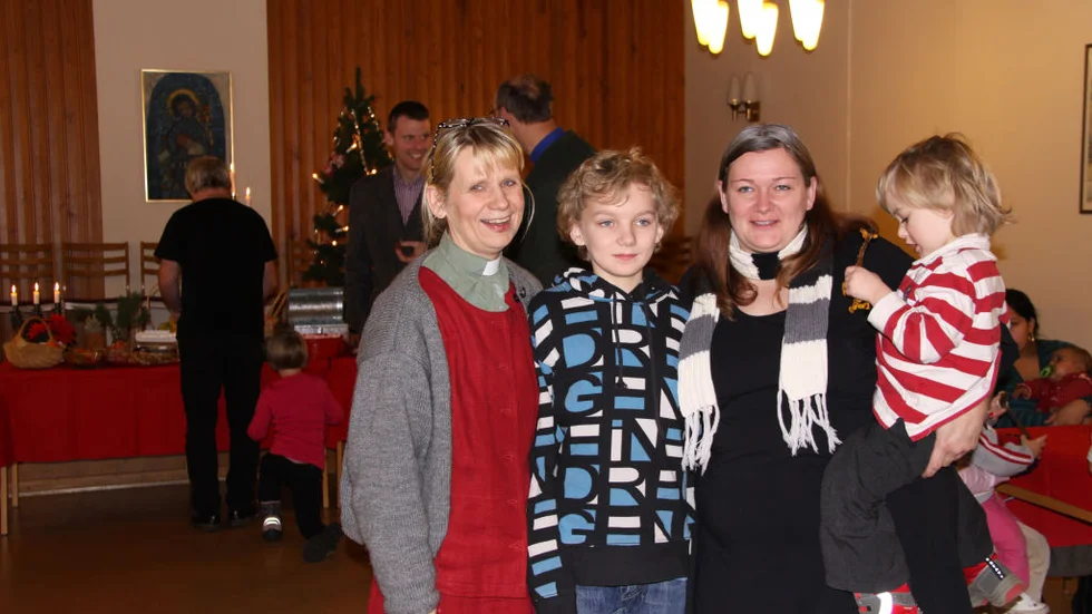 Juldagsfesten i Boxholms församlingshem var öppen för alla. Diakon Heléne Cederlöw fanns på plats med Zakarias, Ann-Sophie och Jasper Hoppstadius. Bild: GUNILLA RECH