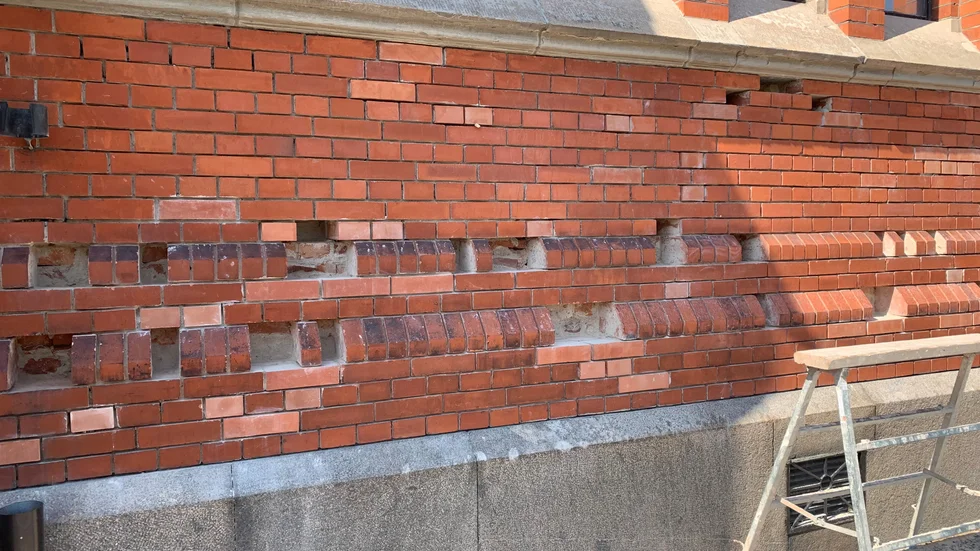 I år fortsätter man med renovering av södersidan på S:t Petri kyrka. Gammal trasig fog ersätts med ny. Nästa år inleds ett större renoveringsarbete. Då ska fasaden kring koret få kärlek.
