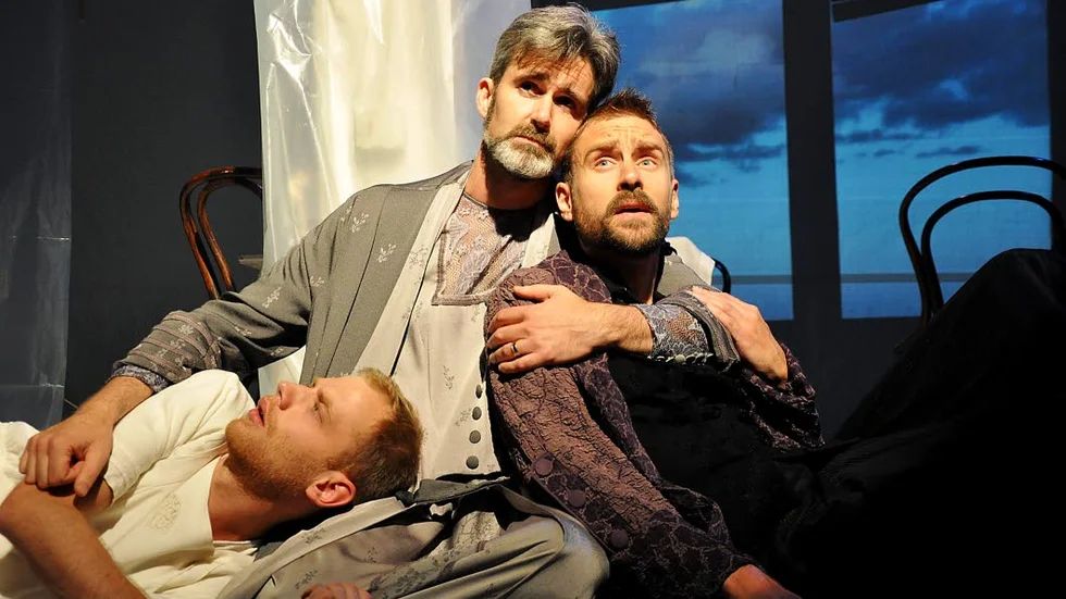 "Tre systrar".  Joakim Malmberg, Erik Wallsten och Johan Millving spelar systrar i Norrköpings Teaterkompanis uppsättning av Tjechovs klassiska pjäs.