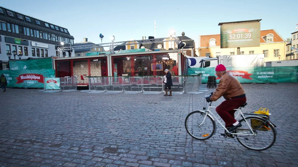 LINKÖPING 20151211   
Guidning i glasburen på Stora Torget inför Musikhjälpen 2015. Här kommer programledarna att vara i 150 timmar.
Bild Jeppe Gustafsson