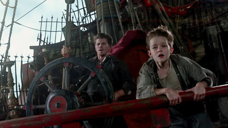 Ur kurs. Ett actionäventyr kommer lastat, med pirater, indianer och extra allt. Unge Peter Pan (Levi Miller) möter en ny kompis i den äventyrlige Hook (Garrett Hedlund) Foto: Warner Bros. Pictures