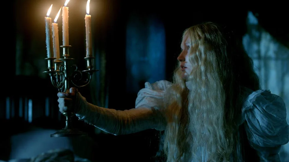 Mia Wasikowska i "Crimson peak".