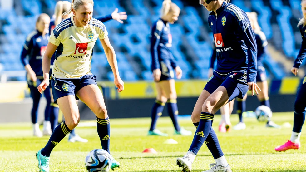 Jonna Andersson och Linda Sembrant under fotbollslandslagets träning i går.