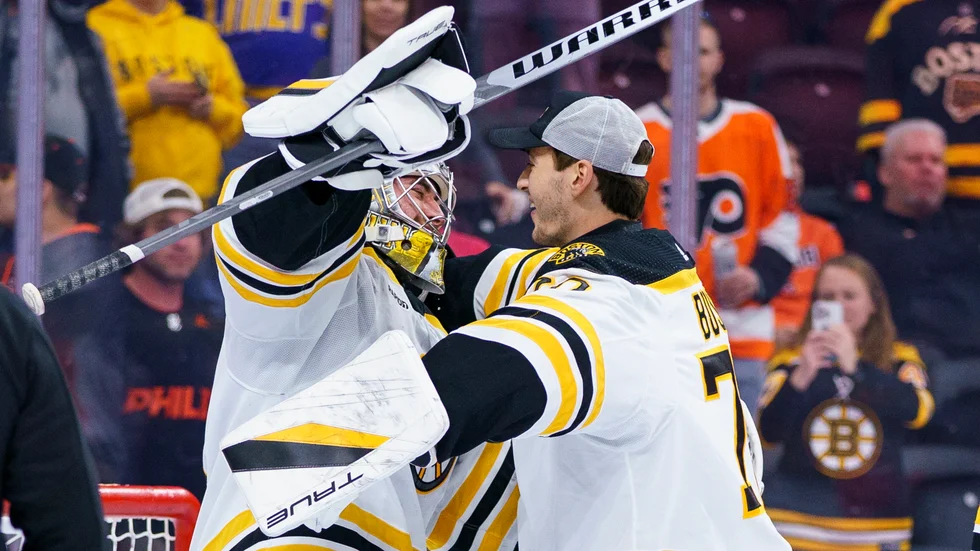 Jeremy Swayman firar segern med reservmålvakten Brandon Bussi, som kallats upp från farmarligan sedan Linus Ullmark skadat sig.