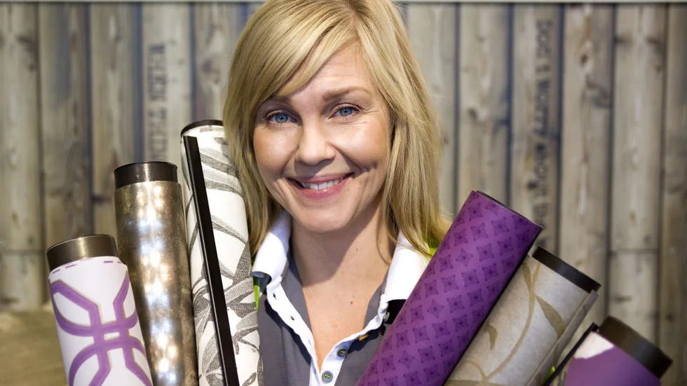  En rulle exklusiv tapet kan kosta upp till 3 000 kronor,  konstaterar Rosie Johansson.