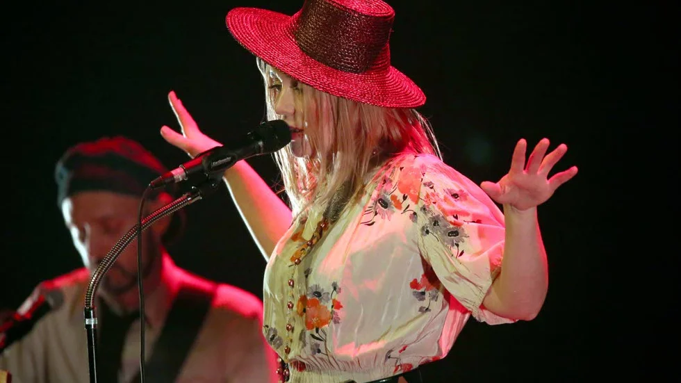 Lisa Ekdahl röst blandar klockren skärpa med ett flyktigt nynnande. På scenen i Crusellhallen i fredags fick hon även sällskap en stund av Linköpings musikhjälte Lars Winnerbäck.