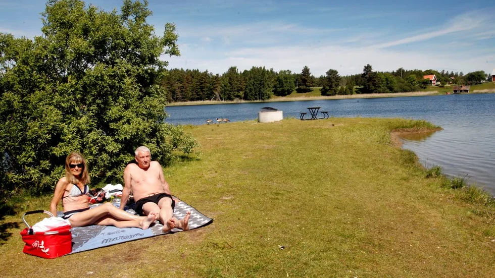 Strandhäng. Ulf Castlind från Linköping njöt av Skogsjön i helgen tillsammans med Ing-Marie Karlsson från Mjölby.