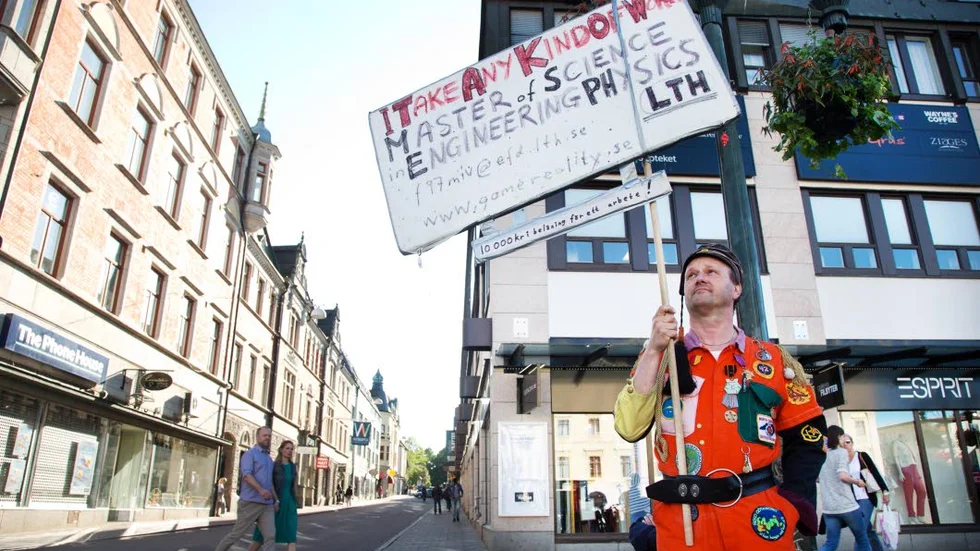 Tipsa honom. Magnus Ivarsson söker jobb och vill betala 10 000 kronor till den person som anställer honom eller tipsar.