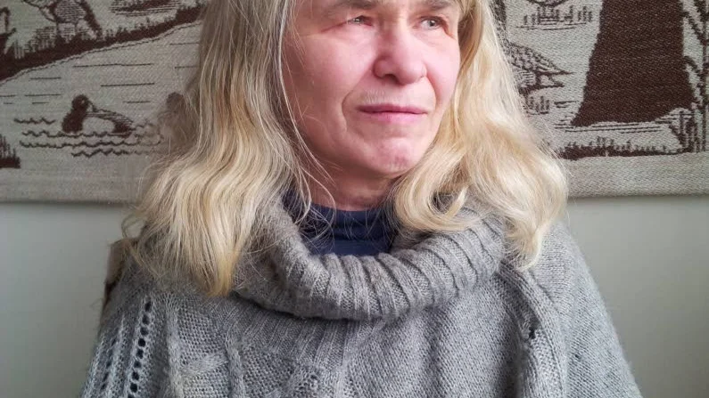 Känt namn. Anna Fröding är psykolog på Arbetsförmedlingen i Västerås. Hon gav ut en ungdomsbok 1975, men har sedan ägnat sig åt utbildning, jobb och familj.  Efternamnet kommer från hennes mamma, som var ingift i släkten Fröding.