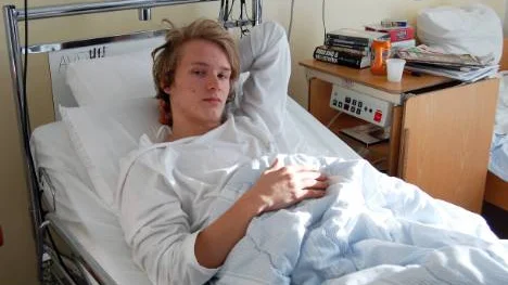 Fotbollen och körkortet får vänta. Jacob Westman väntar på operation i sjuksängen i Sunderbyns sjukhus efter sin svåra fotskada.