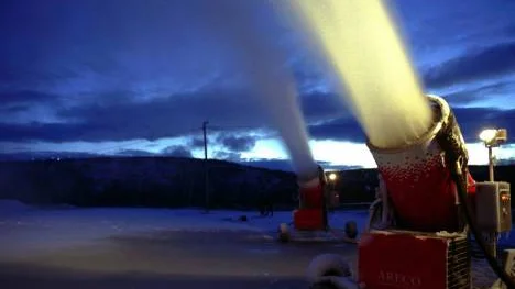 Att använda konstsnö har länge varit en hjälp på vägen. Nackdelen är att det går åt mängder av energi.  FOTO: Hans Sternlund FOTO: Hans Sternlund