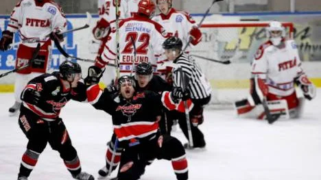 Här jublar Asplöven efter avancemanget till playoff 3. Matchhjälten Daniel Pegoraro såg till att hemmalaget kunde vfinna med 3-2.