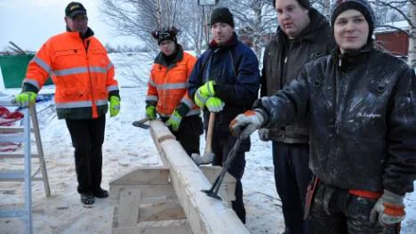 Arbetsledare Tore Johansson med ungdomarna Joakim Karlsson, Niklas Wallgren, Jörgen Nilsson och, närmast i bild, Mattias Lindgren.  FOTO: Lotta Nilsson