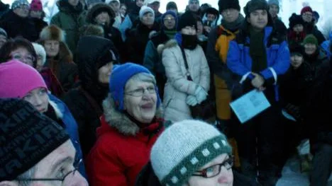 Det var som vanligt fullsatt i iskyrkan vid invigningen och överlämningen. I menigheten syntes både ortsbor och långväga turister.