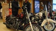 1690 kubikcentimetrar, 101 hästkrafter och 147 newtonmetrar senare. Projektet med att modifiera en Softail nighttrain 2008 original, till att bli effektstarkare, snyggare och roligare att köra är i land. Verkmästare Göran Ström lämnar över nycklarna till kollegan och säljaren Martin Mortensen.FOTO: Maria Ödalen
