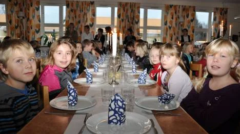 Förväntansfulla barn som väntar på maten. Närmast sitter Anton Modig, Tilda Gradin, Madelene Duvmo och Emmy Öhlin Nordström. FOTO: K-L Sundqvist